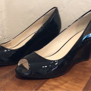 Beautiful patent leather GRANDOS Cole Haan wedge peep toe pump. NEW. 9